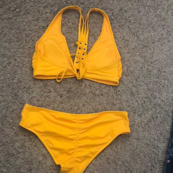 Yellow bikini - Picture 2 of 2